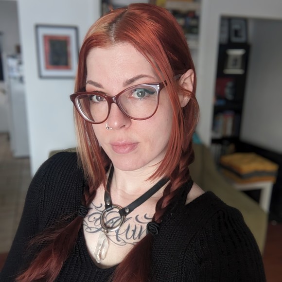 Meet your Posher, Lilith - Picture 1 of 1